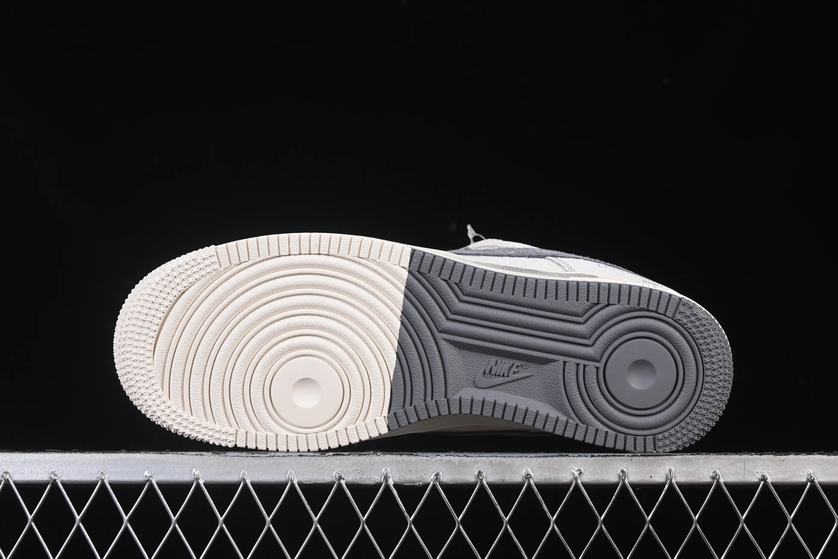 All categories Nk Air Force 1 Air Force series Nk Air Force 1 Low Air Force low-top Nike Air Force 1'07 Low LV co-branded double gray graffiti Air Force 1 low-top casual sneakers CX5050-Y07